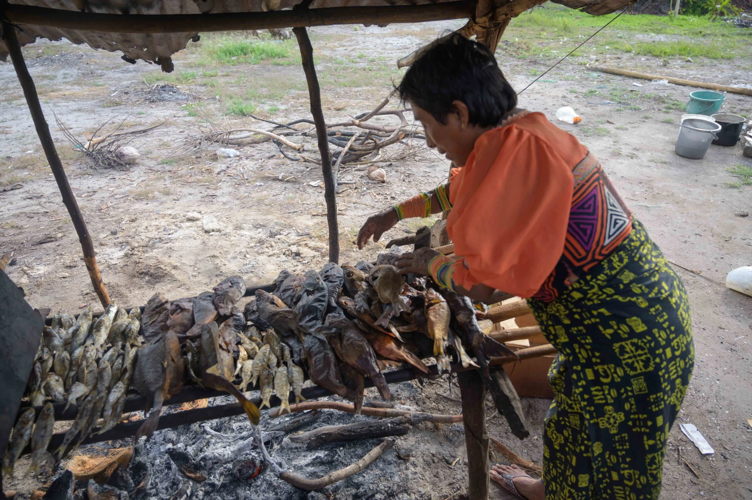 Guna women cooking traditional food