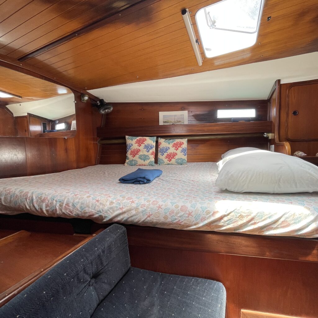 Spacious ensuite cabin with double bed & bathroom on a sailboat in san blas panama