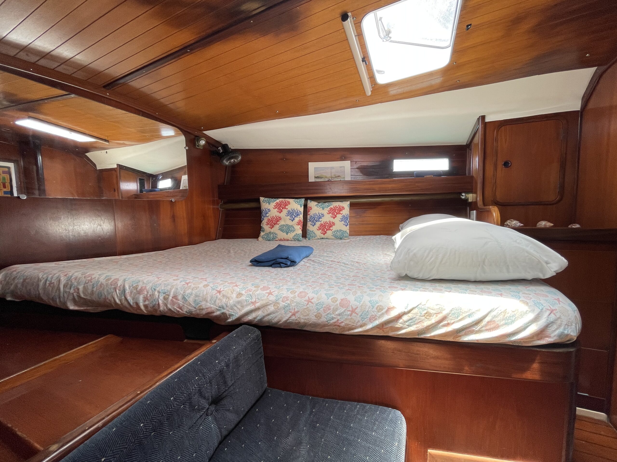 Spacious ensuite cabin with double bed & bathroom on a sailboat in san blas panama