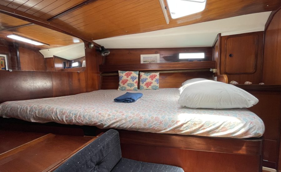 Spacious ensuite cabin with double bed & bathroom on a sailboat in san blas panama